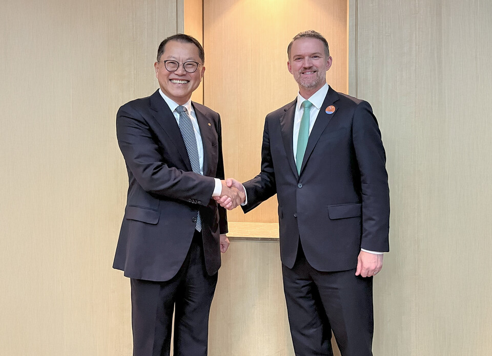 김희철 한화오션 대표(왼쪽)가 16일 제주에서 제이미슨 그리어 미국무역대표부 대표와 만나 조선산업 협력방안에 대해 논의했다./한화오션