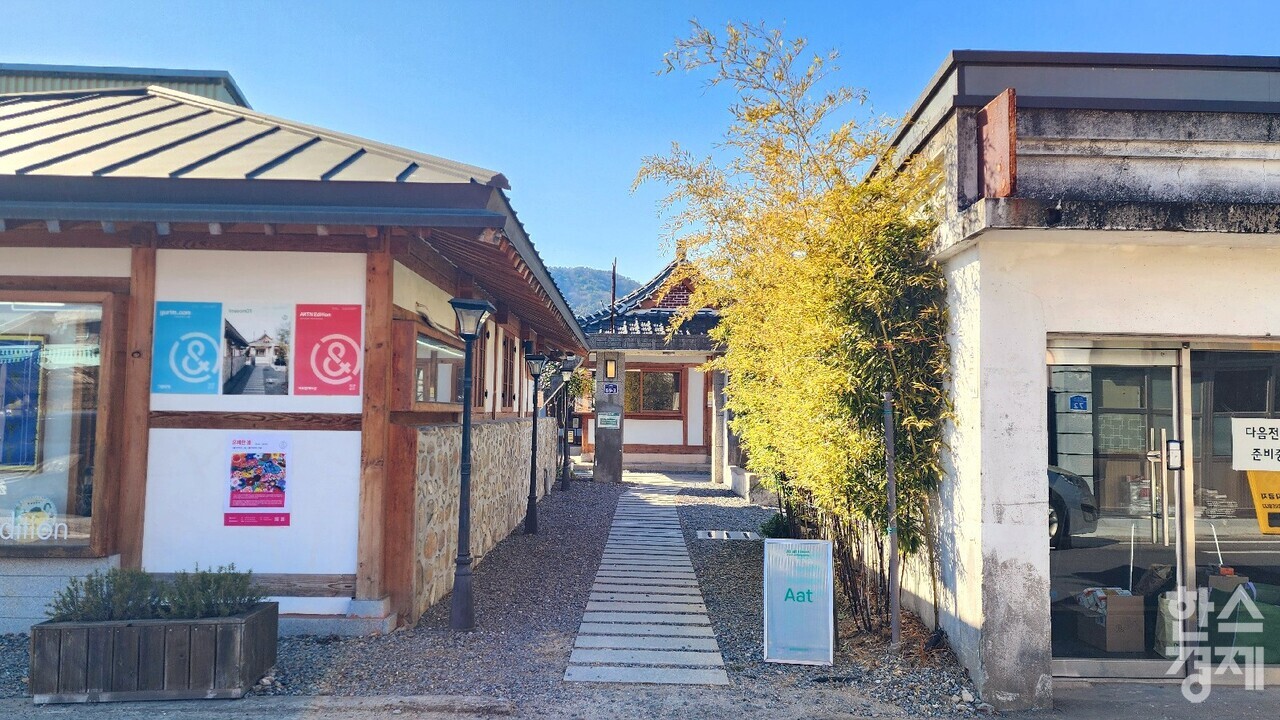 ▲낡은 한옥에 생기를 불어넣은 감성 복합문화공간 '인서리공원' (사진=광양시)