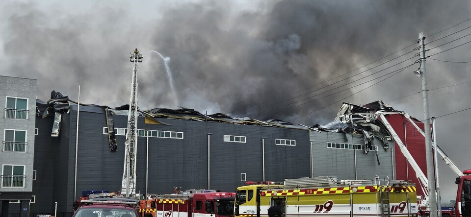 이천시 부발읍 물류센터에서 발생한 대형 화재로 100억 원대 재산피해가 발생한 가운데, 경기도가 전방위적 대응에 나섰다./ 경기도 제공