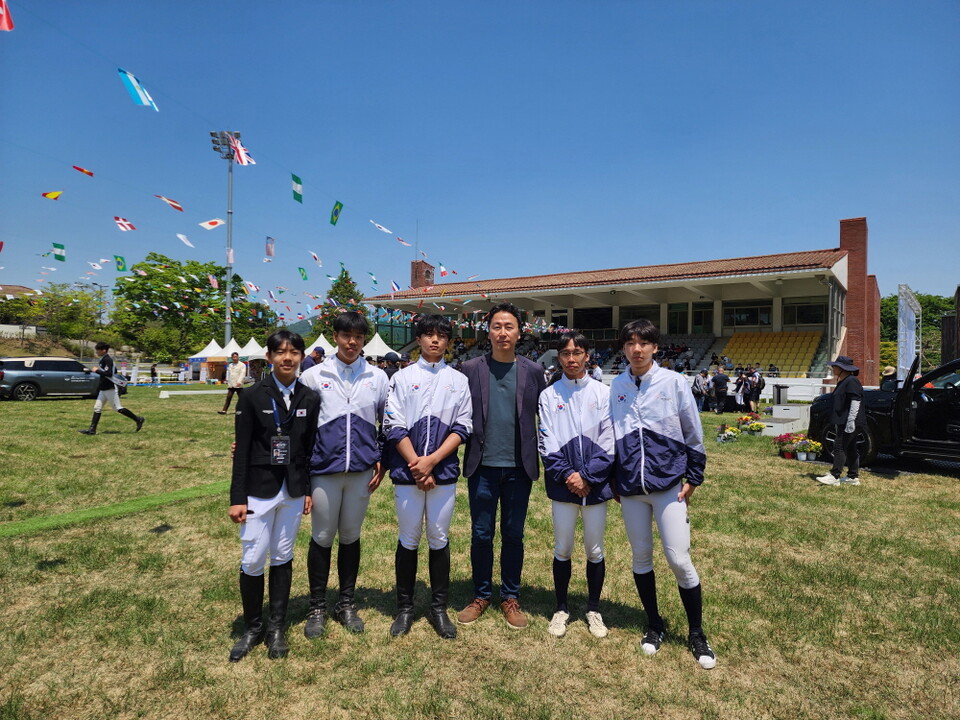 팀코리아 주니어 승마 국가대표 선수들과 함께한 이용수 무브브로 본부장./무브브로