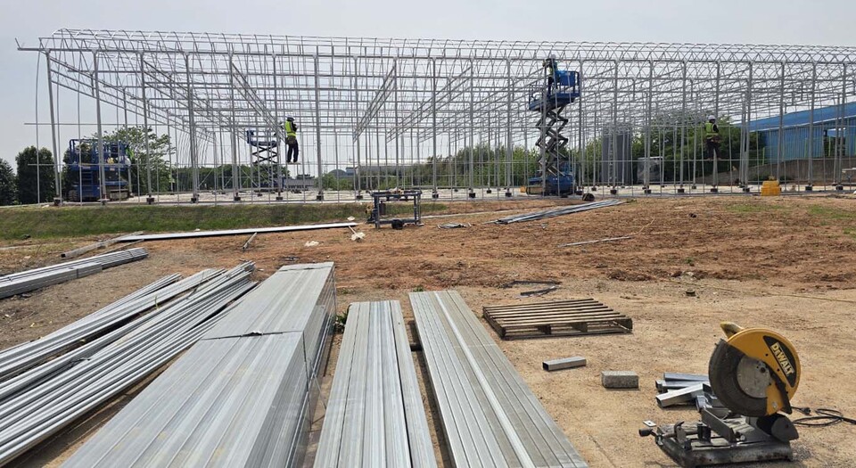 영광군 군서면 '스마트공정 육모장' 비닐하우스 공사가 현재 한창이다. /사진=신홍관 기자