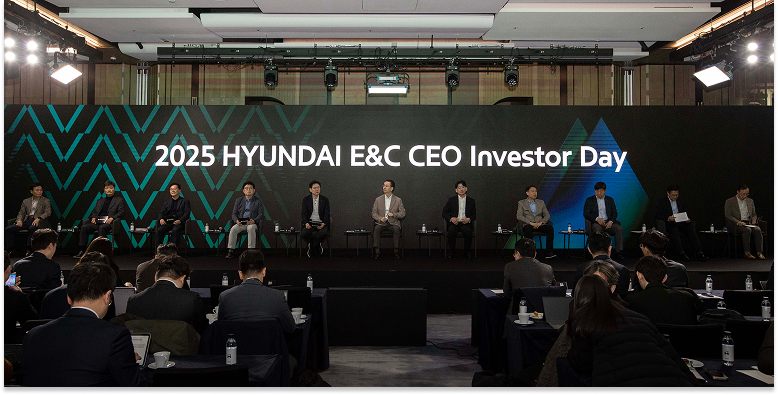 지난 3월 여의도 페어몬트 호텔에서 열린 2025 현대건설 CEO 인베스터 데이에 이한우 대표와 각 사업 본부장이 자리해 Q&A세션을 진행했다./현대건설