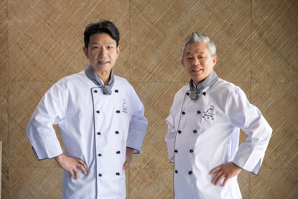 이경률 도원 총괄 주방장과 유방녕 2대 총괄 주방장이자 현 신차이 오너 셰프. /한화호텔앤드리조트 제공
