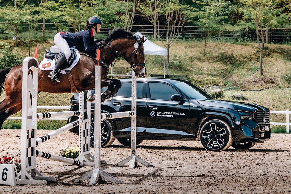 ‘2025 KRA컵 아시아 주니어’ 경기장 내 전시된 M전용 초고성능 SAV BMW XM./바바리안 모터스