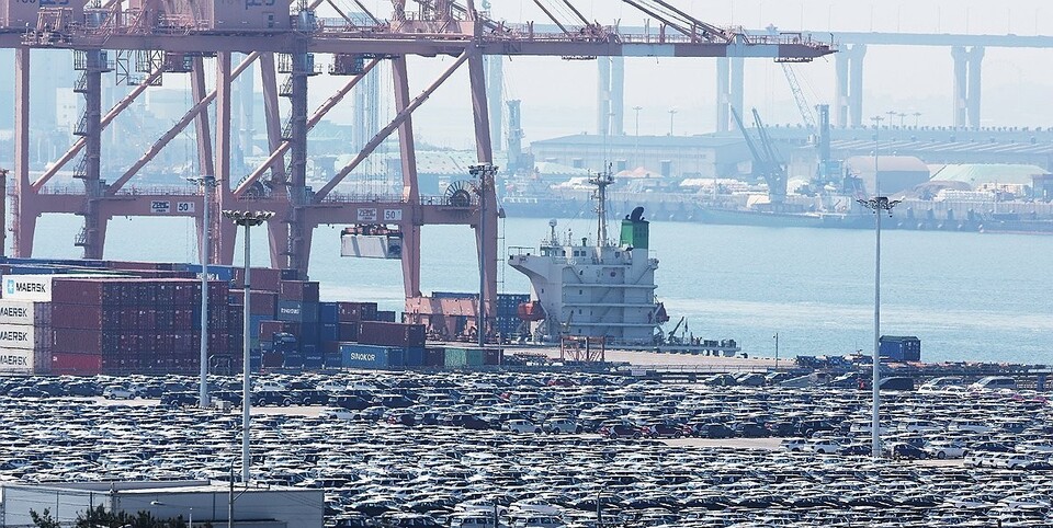 평택항에서 수출 대기 중인 자동차./연합뉴스