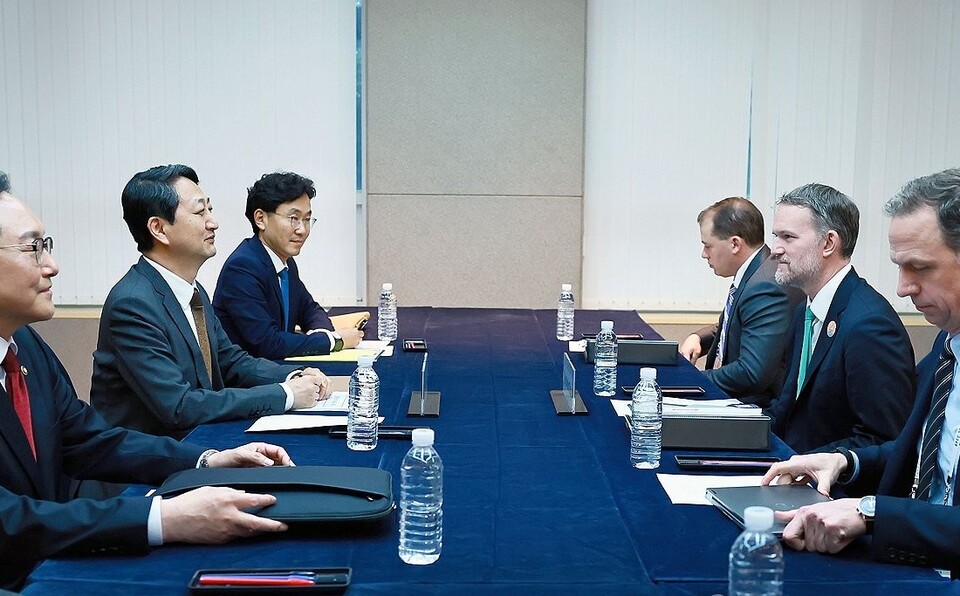 안덕근 산업통상자원부 장관이 지난 16일 제주 서귀포시 제주국제컨벤션센터(ICC)에서 제이미슨 그리어 미국 무역대표부 대표와 면담하고 있다./산업통상자원부