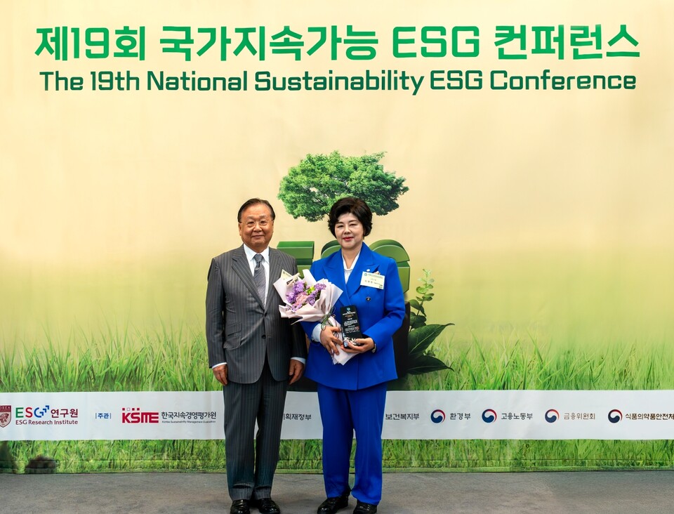 이현경 보람상조애니콜 대표이사가 ESG 사회공헌상을 수상한 뒤 기념촬영을 하고 있다./보람그룹
