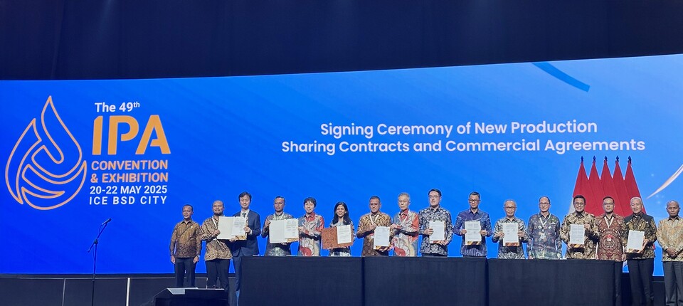 21일 인도네시아 ICE에서 열린 인도네시아 석유·가스 산업 전시회 ‘IPA 컨벡스 2025’에서 바흘릴 라하달리아 에너지광물자원부 장관(맨 왼쪽), 조코 시스완토 석유·가스 관리청장(맨 오른쪽), 김경준 SK어스온 기획사업지원실장(왼쪽 세 번째) 등이 참석해 세르팡 광구와 비나이야 광구의 생산물분배계약을 체결했다./SK이노베이션 제공