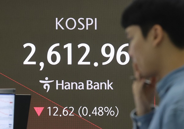 22일 서울 중구 하나은행 딜링룸 현황판에 코스피 지수가 표시되고 있다. /사진=연합뉴스 