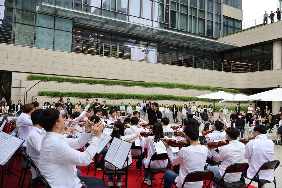 이지스자산운용이 지난 20일 서울 강남구 센터필드 야외 광장에서 발달장애인으로 구성된 '하트하트오케스트라'의 공연을 개최했다. /사진=이지스자산운용 제공