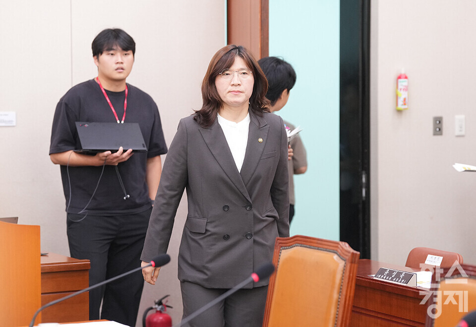장미란 문화체육관광부 제2차관이 24일 서울 여의도 국회에서 열린 문화체육관광위원회 전체회의에 출석하고 있다. /최대성 기자 