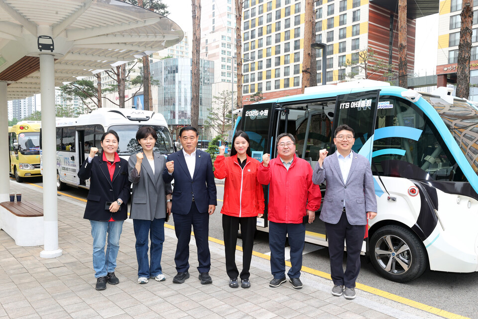 수원특례시의회(의장 이재식)는 23일, ‘2025 수원 ITS 아태총회’를 앞두고 열린 자율주행차량 시승 행사에 참여해 미래 교통 기술의 현장을 직접 체험했다./ 수원특례시 제공