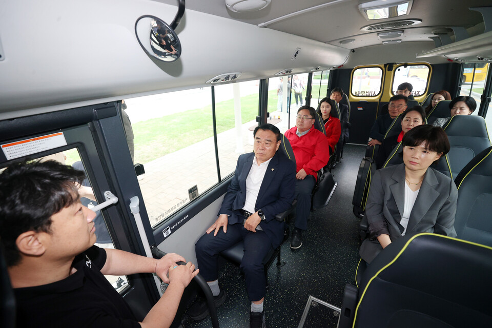 이재식 의장은 “자율주행 기술은 미래 교통의 판도를 바꿀 핵심 동력”이라며, “이번 시승을 통해 기술이 시민의 일상에 어떤 긍정적 변화를 가져올 수 있을지 피부로 느꼈다”고 소감을 밝혔다./ 수원특례시의회 제공