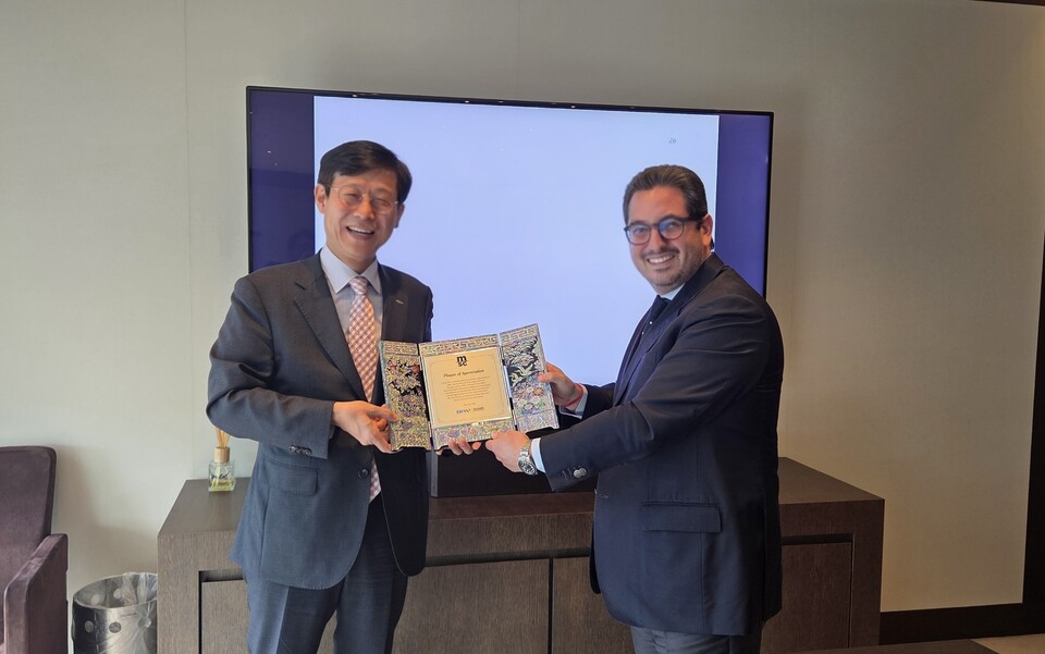 송상근 부산항만공사 사장(왼쪽)이 MSC그룹 디에고 아폰테 사장에게 ‘단일 선사 최초 400만TEU 달성 감사패’를 증정하고 있다./부산항만공사