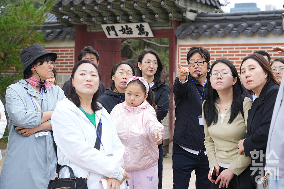 24일 서울 종로구 경복궁에서 서울대학교 환경대학원 지속가능 ESG 전문가과정 제5기 펠로우들이 서울시립대 이강근 명예교수의 해설을 들으며 답사하고 있다. /최대성 기자 dpdaesung@sporbiz.co.kr 2025.05.24.