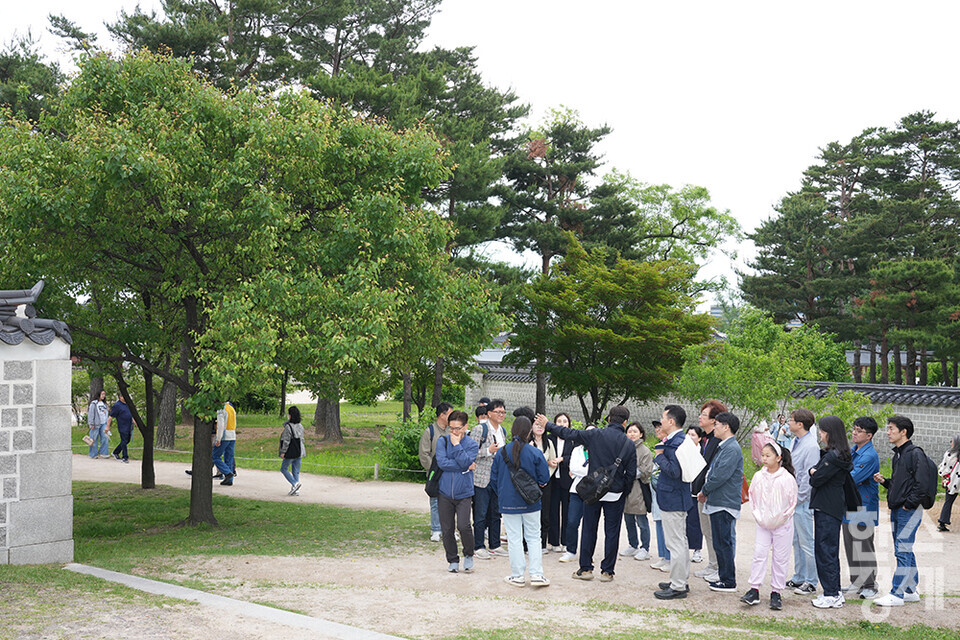 24일 서울 종로구 경복궁에서 서울대학교 환경대학원 지속가능 ESG 전문가과정 제5기 펠로우들이 서울시립대 이강근 명예교수의 해설을 들으며 답사하고 있다. /최대성 기자 dpdaesung@sporbiz.co.kr 2025.05.24.