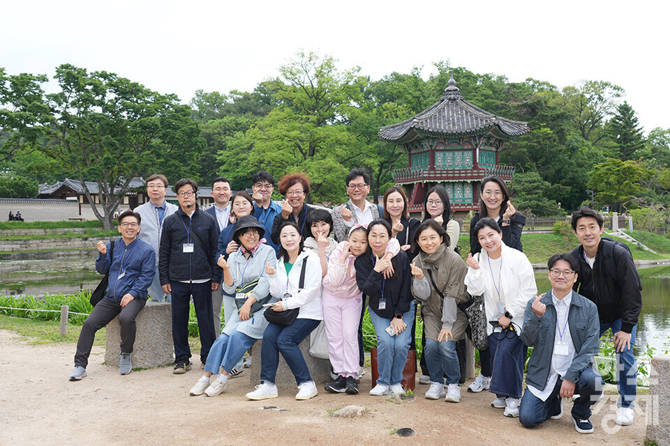 24일 서울 종로구 경복궁에서 서울대학교 환경대학원 지속가능 ESG 전문가과정 제5기 펠로우들이 기념촬영을 하고 있다. /최대성 기자 dpdaesung@sporbiz.co.kr 2025.05.24.