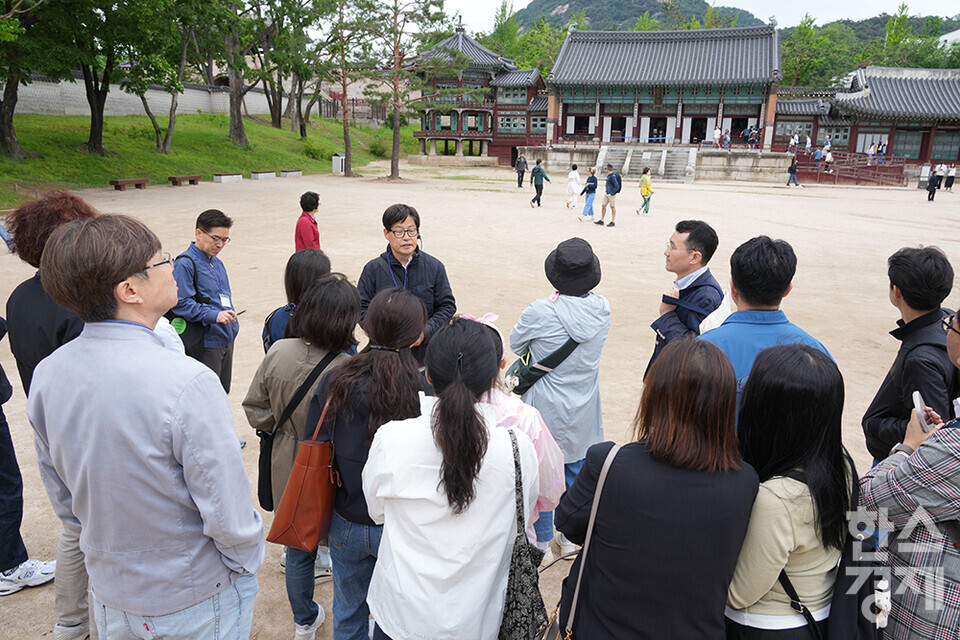 24일 서울 종로구 경복궁 집옥재 앞에서 서울대학교 환경대학원 지속가능 ESG 전문가과정 제5기 펠로우들이 서울시립대 이강근 명예교수의 해설을 들고 있다. /최대성 기자 dpdaesung@sporbiz.co.kr 2025.05.24.
