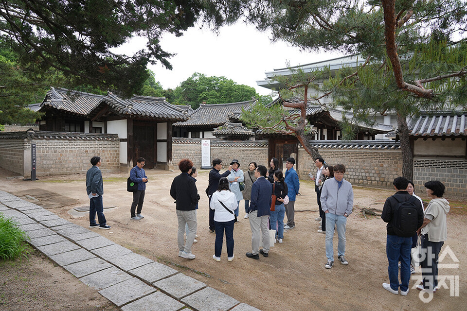 24일 서울 종로구 칠궁에서 서울대학교 환경대학원 지속가능 ESG 전문가과정 제5기 펠로우들이 서울시립대 이강근 명예교수의 해설을 들고 있다. /최대성 기자 dpdaesung@sporbiz.co.kr 2025.05.24.