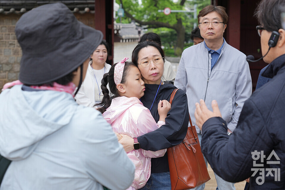 24일 서울 종로구 칠궁에서 서울대학교 환경대학원 지속가능 ESG 전문가과정 제5기 펠로우들이 서울시립대 이강근 명예교수의 해설을 들고 있다. /최대성 기자 dpdaesung@sporbiz.co.kr 2025.05.24.