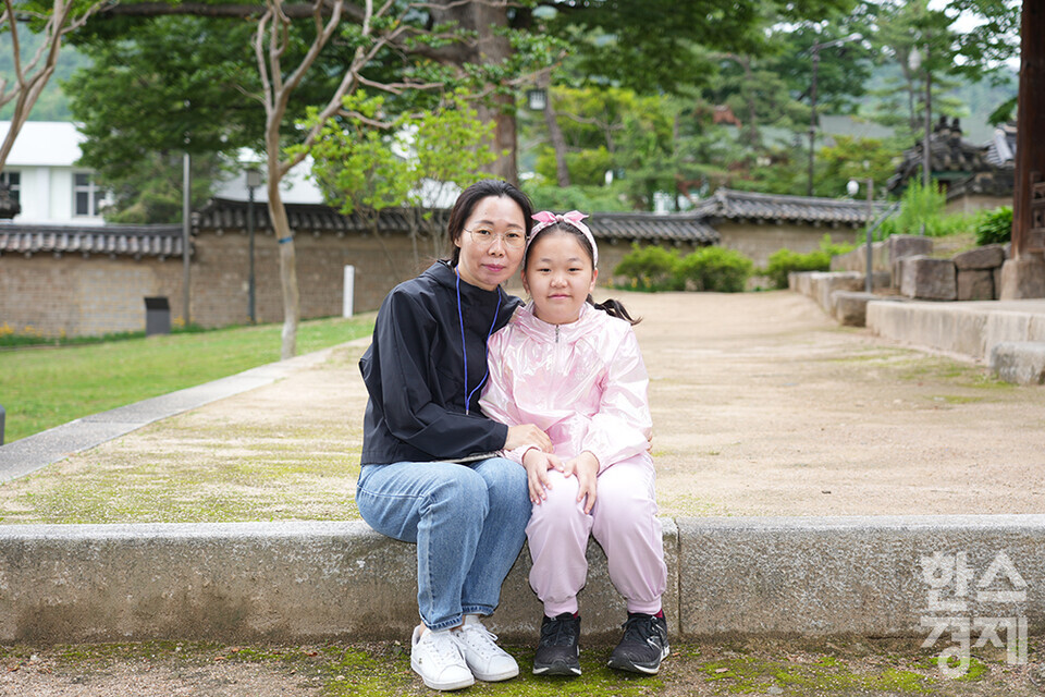 서울대학교 환경대학원 ESG 전문가 과정 제5기 펠로우들이 24일 서울 종로구 칠궁을 답사하고 있다. 이날 투어에 참석한 차정미 펠로우가 딸아이와 함께 기념촬영을 하고 있다. /최대성 기자 dpdaesung@sporbiz.co.kr 2025.05.24.