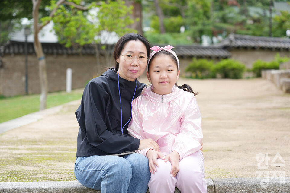 서울대학교 환경대학원 ESG 전문가 과정 제5기 펠로우들이 24일 서울 종로구 칠궁을 답사하고 있다. 이날 투어에 참석한 차정미 펠로우가 딸아이와 함께 기념촬영을 하고 있다. /최대성 기자 dpdaesung@sporbiz.co.kr 2025.05.24.