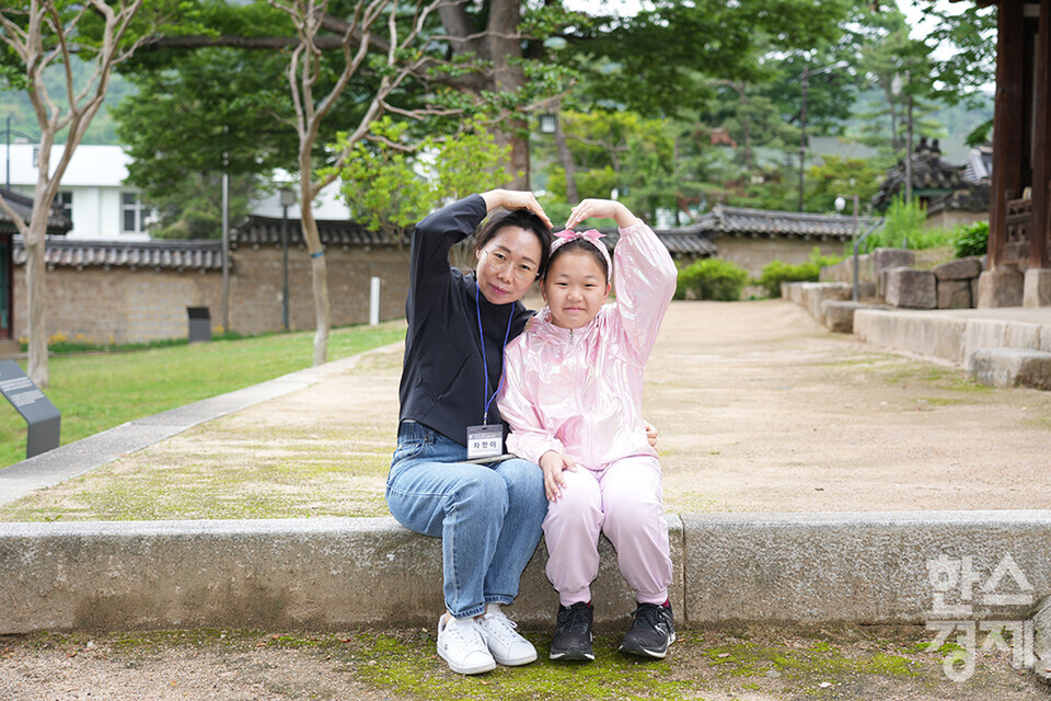 서울대학교 환경대학원 ESG 전문가 과정 제5기 펠로우들이 24일 서울 종로구 칠궁을 답사하고 있다. 이날 투어에 참석한 차정미 펠로우가 딸아이와 함께 기념촬영을 하고 있다. /최대성 기자 dpdaesung@sporbiz.co.kr 2025.05.24.