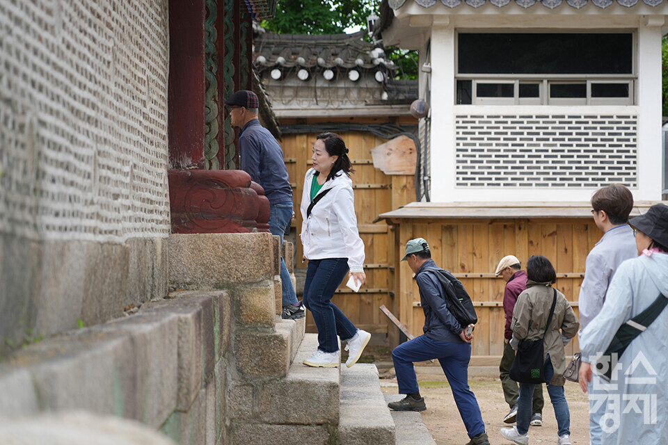 서울대학교 환경대학원 ESG 전문가 과정 제5기 펠로우들이 24일 서울 종로구 칠궁을 답사하고 있다. /최대성 기자 dpdaesung@sporbiz.co.kr 2025.05.24.