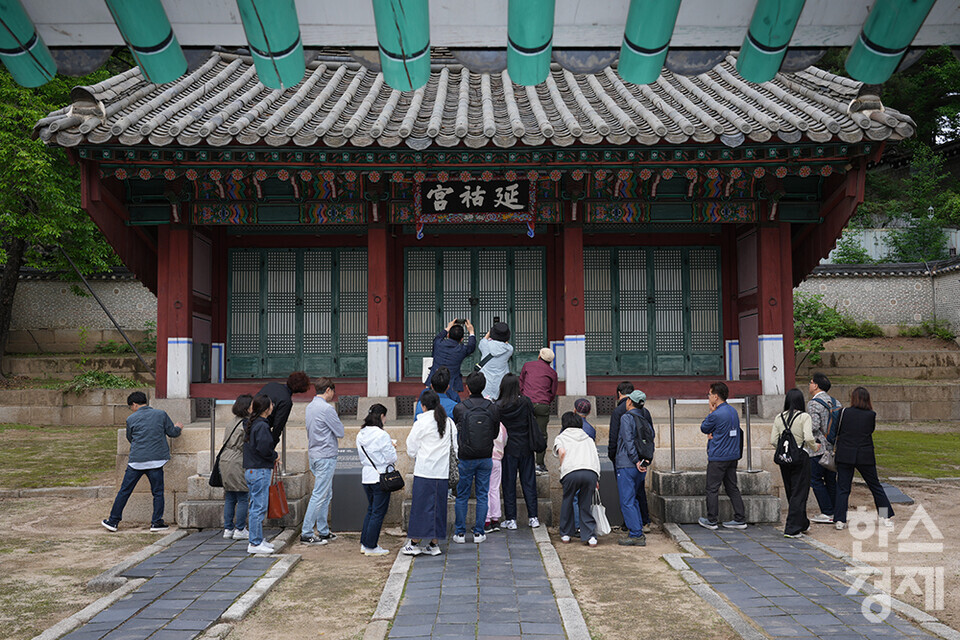 서울대학교 환경대학원 ESG 전문가 과정 제5기 펠로우들이 24일 서울 종로구 칠궁을 답사하고 있다. /최대성 기자 dpdaesung@sporbiz.co.kr 2025.05.24.