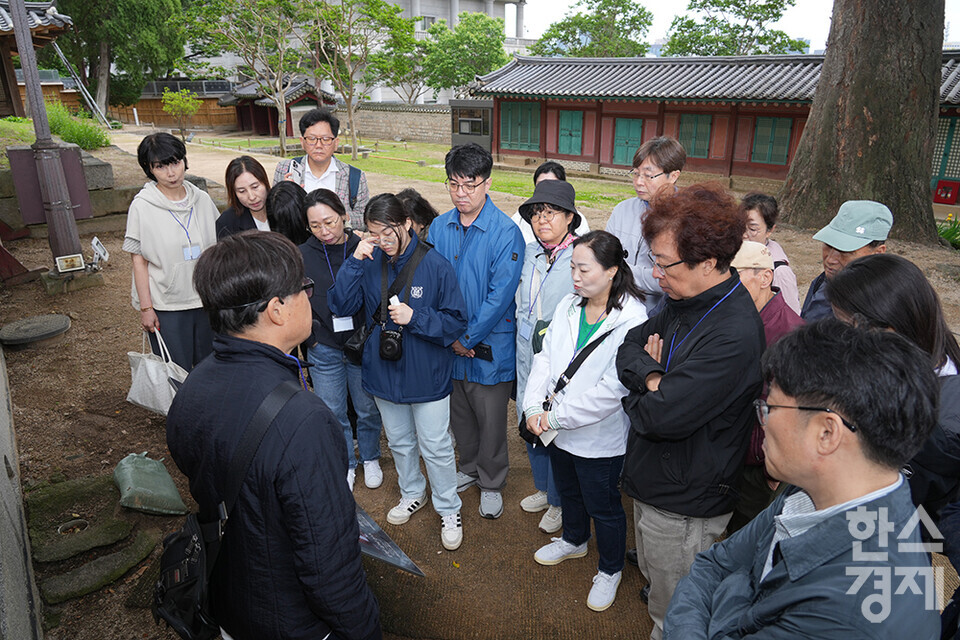 서울대학교 환경대학원 ESG 전문가 과정 제5기 펠로우들이 24일 서울 종로구 칠궁을 답사하고 있다. 서울시립대 이강근 명예교수가 해설하고 있다. /최대성 기자 dpdaesung@sporbiz.co.kr 2025.05.24.