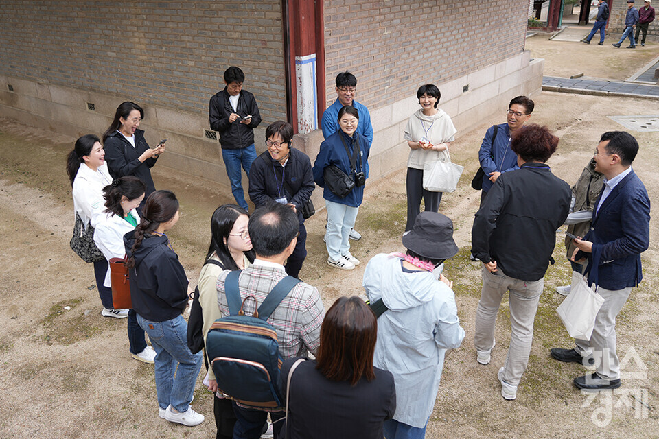 서울대학교 환경대학원 ESG 전문가 과정 제5기 펠로우들이 24일 서울 종로구 칠궁을 답사하고 있다. /최대성 기자 dpdaesung@sporbiz.co.kr 2025.05.24.