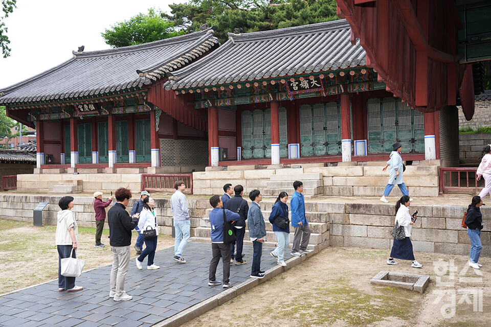 서울대학교 환경대학원 ESG 전문가 과정 제5기 펠로우들이 24일 서울 종로구 칠궁을 답사하고 있다. /최대성 기자 dpdaesung@sporbiz.co.kr 2025.05.24.