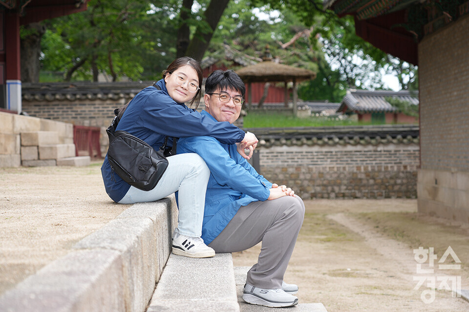 서울대학교 환경대학원 ESG 전문가 과정 제5기 펠로우들이 24일 서울 종로구 칠궁을 답사하고 있다. 이날 투어에 참석한 김선무 펠로우와 조카가 기념촬영을 하고 있다. /최대성 기자 dpdaesung@sporbiz.co.kr 2025.05.24.