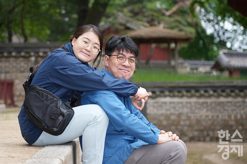 서울대학교 환경대학원 ESG 전문가 과정 제5기 펠로우들이 24일 서울 종로구 칠궁을 답사하고 있다. 이날 투어에 참석한 김선무 펠로우와 조카가 기념촬영을 하고 있다. /최대성 기자 dpdaesung@sporbiz.co.kr 2025.05.24.
