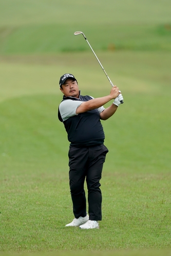 제67회 한국오픈 골프선수권대회(총상금 14억 원) 2라운드에서 단독 선두로 도약한 유송규. /코오롱 한국오픈 조직위원회​​​​​​​ 제공