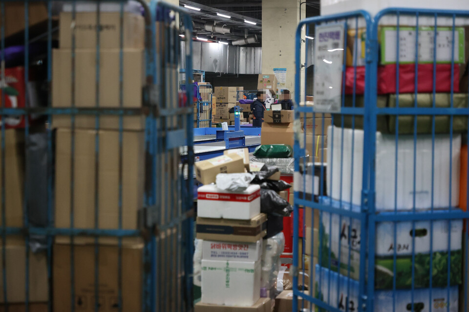 한가득 쌓인 택배 물량. /연합뉴스