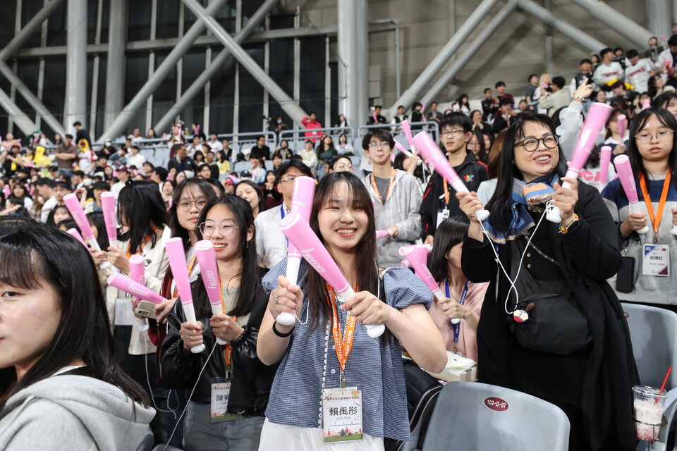 지난달 서울 고척스카이돔에서 응원봉을 들고 응원하는 대만 학생들의 모습. /한국관광공사 제공