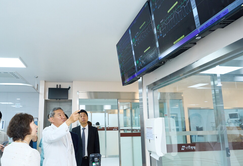 하헌영 인천나은병원장(왼쪽 두 번째)과 병원 의료진들이 병동에 설치되어 있는 씽크 모니터를 살펴보고 있다./대웅제약 제공