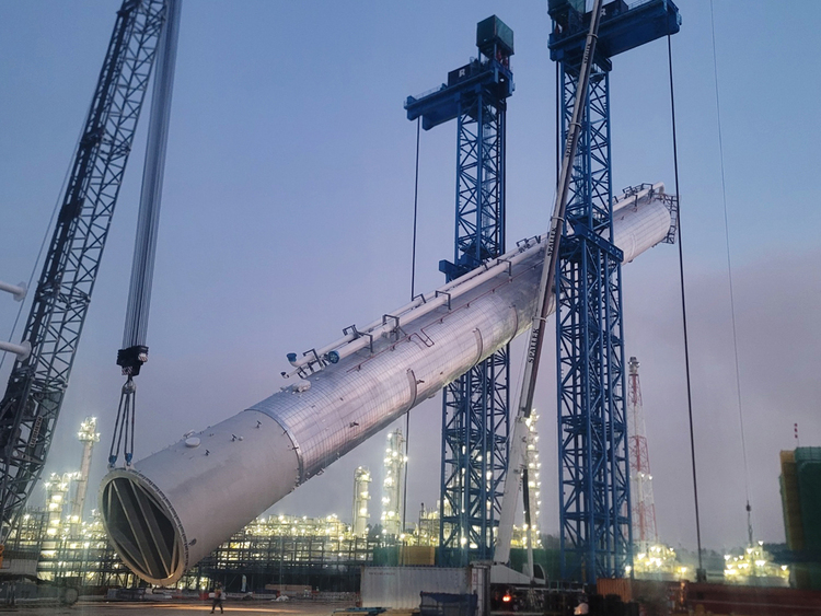 울산 석유화학단지 에쓰오일 샤힌 프로젝트 건설 현장에서 TLS(Tower Lifting System)를 활용해 프로필렌 분리 타워를 수직으로 세우고 있는 모습./에쓰오일 제공