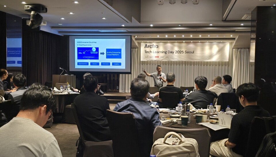 아크프라 테크 러닝 데이 2025에서 로버트 리가 AECP의 장점을 설명하고 있다./아크프라