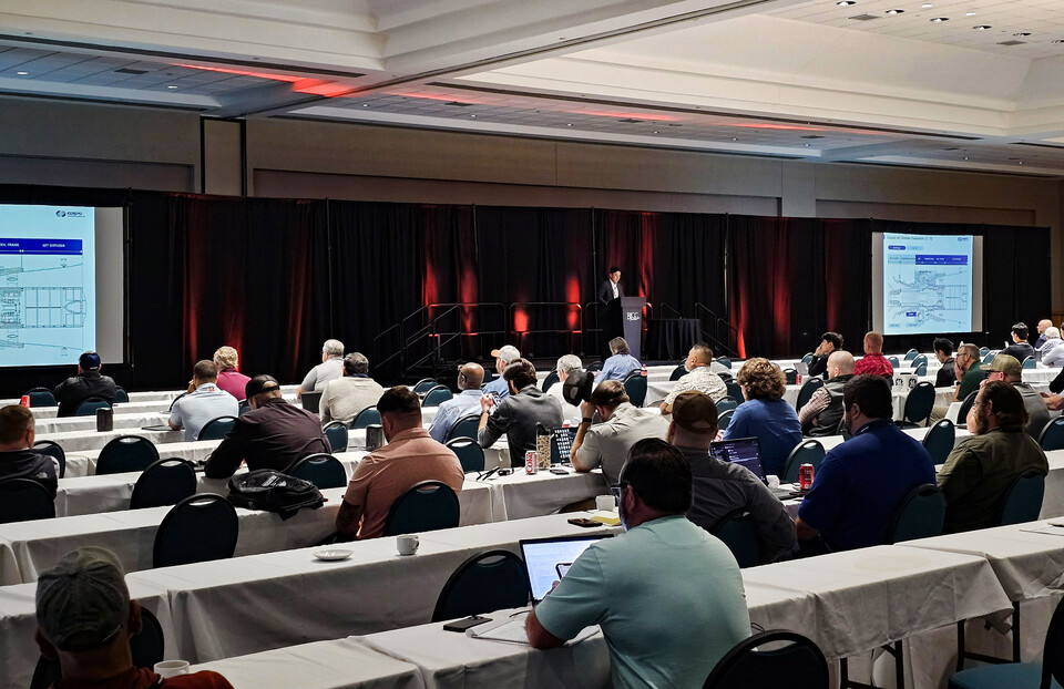 20일(현지시각) 미국 앨라배마주 버밍햄에서 열린 ‘7F Users Group Conference’에서 한국남부발전과 두산에너빌리티가 사용자-공급자 공동 발표를 진행하고 있다./두산에너빌리티