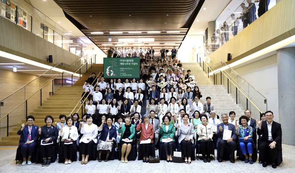 이대서울병원 개원 6주년 기념식 단체사진. /이화여대 의료원 제공