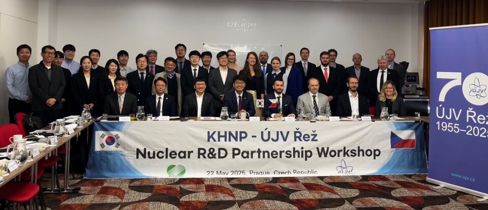 한수원와 체코 주요 원자력 기관 관계자들이 기술교류회에 참석해 기념촬영을 하고 있다./한국수력원자력 제공