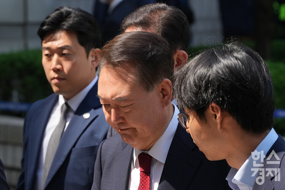 내란 우두머리 혐의로 기소된 윤석열 전 대통령이 26일 오전 서울중앙지방법원에서 열리는 5차 공판 출석을 위해 법원으로 들어서고 있다. /최대성 기자 dpdaesung@sporbiz.co.kr 2025.05.26.