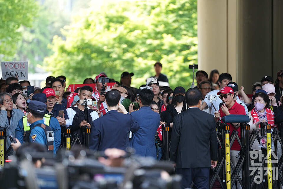 26일 오전 서울중앙지방법원에서 열리는 윤석열 전 대통령의 5차 공판을 앞두고 지지자들이 응원도구를 들고 구호를 외치다 법원 관계자들에게 제지당하고 있다. /최대성 기자 dpdaesung@sporbiz.co.kr 2025.05.26.