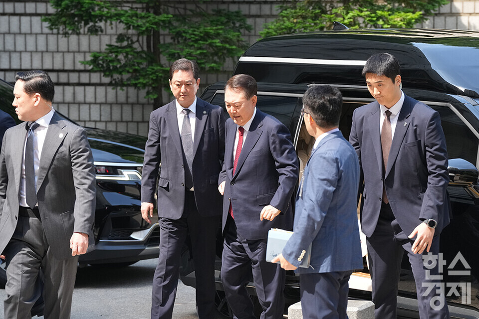 내란 우두머리 혐의로 기소된 윤석열 전 대통령이 26일 오전 서울중앙지방법원에서 열리는 5차 공판 출석을 위해 법원으로 들어서고 있다. /최대성 기자 dpdaesung@sporbiz.co.kr 2025.05.26.