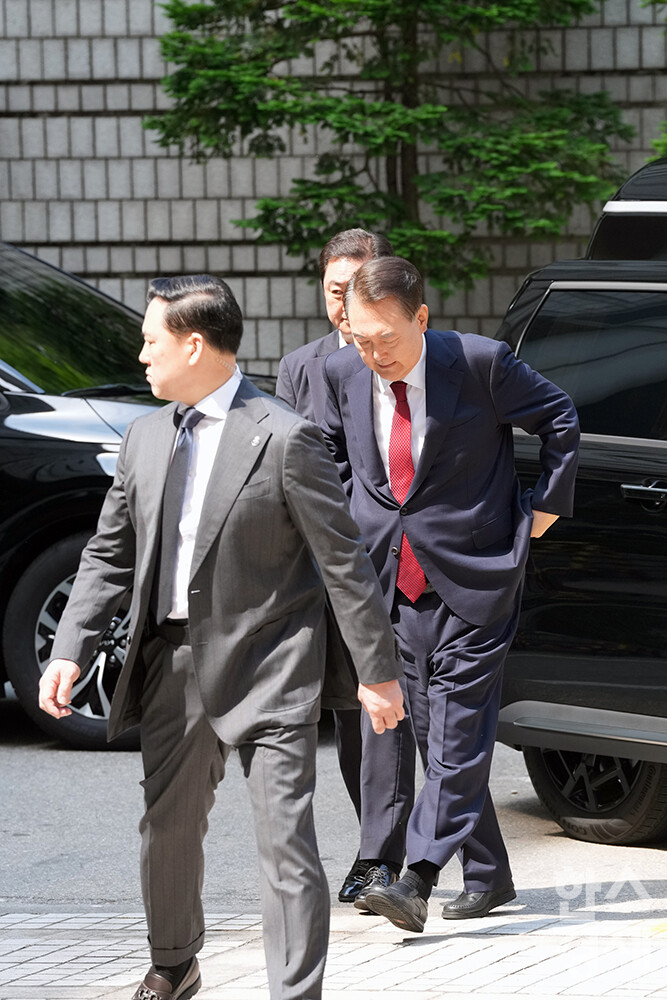 내란 우두머리 혐의로 기소된 윤석열 전 대통령이 26일 오전 서울중앙지방법원에서 열리는 5차 공판 출석을 위해 법원으로 들어서고 있다. /최대성 기자 dpdaesung@sporbiz.co.kr 2025.05.26.