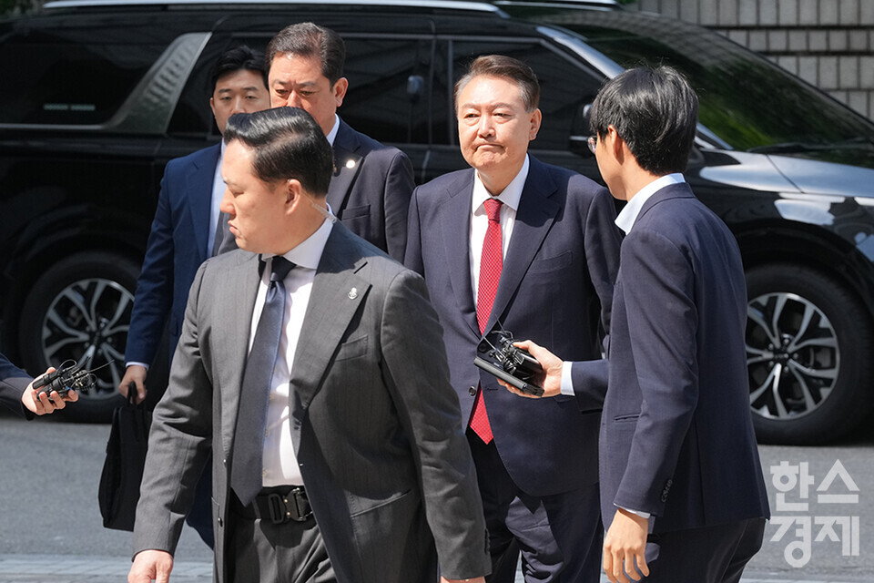 내란 우두머리 혐의로 기소된 윤석열 전 대통령이 26일 오전 서울중앙지방법원에서 열리는 5차 공판 출석을 위해 법원으로 들어서고 있다. /최대성 기자 dpdaesung@sporbiz.co.kr 2025.05.26.