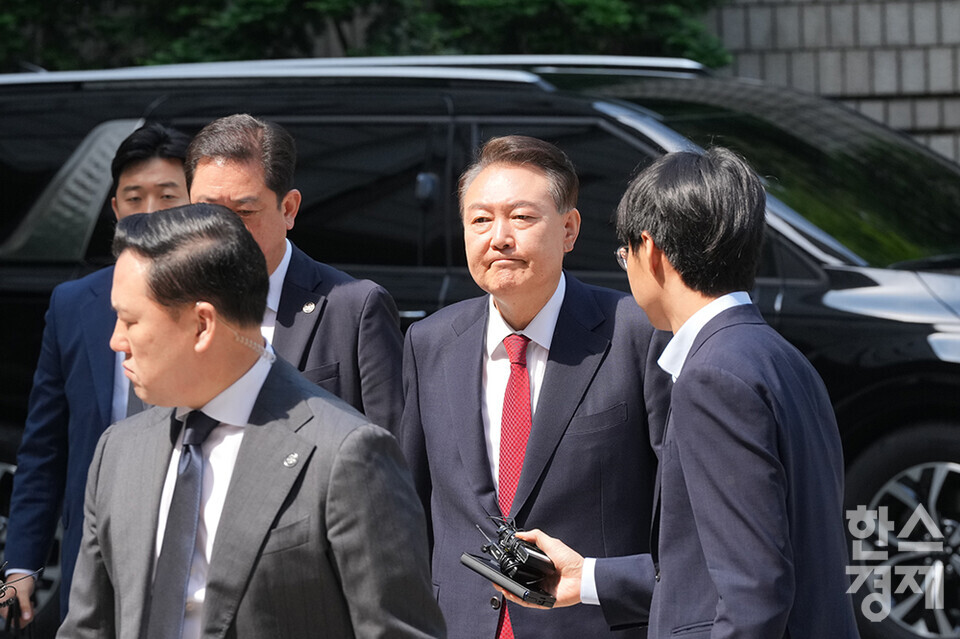 내란 우두머리 혐의로 기소된 윤석열 전 대통령이 26일 오전 서울중앙지방법원에서 열리는 5차 공판 출석을 위해 법원으로 들어서고 있다. /최대성 기자 dpdaesung@sporbiz.co.kr 2025.05.26.