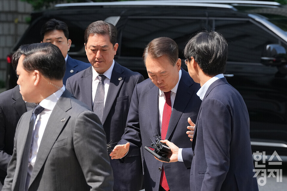 내란 우두머리 혐의로 기소된 윤석열 전 대통령이 26일 오전 서울중앙지방법원에서 열리는 5차 공판 출석을 위해 법원으로 들어서고 있다. /최대성 기자 dpdaesung@sporbiz.co.kr 2025.05.26.